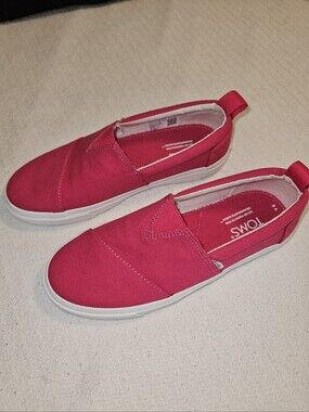 Toms Slip-On Canvas Sneakers in Bright Pink with White Sole.NWOT. Size 3.